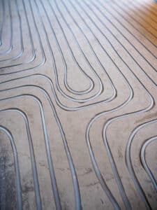 Freesmachine maakt sleuven voor vloerverwarming in een bestaande dekvloer