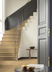 Klassieke trap met houten traptreden en overloop van de Gelasta traptreden set PVC 9102 Oakland Desert