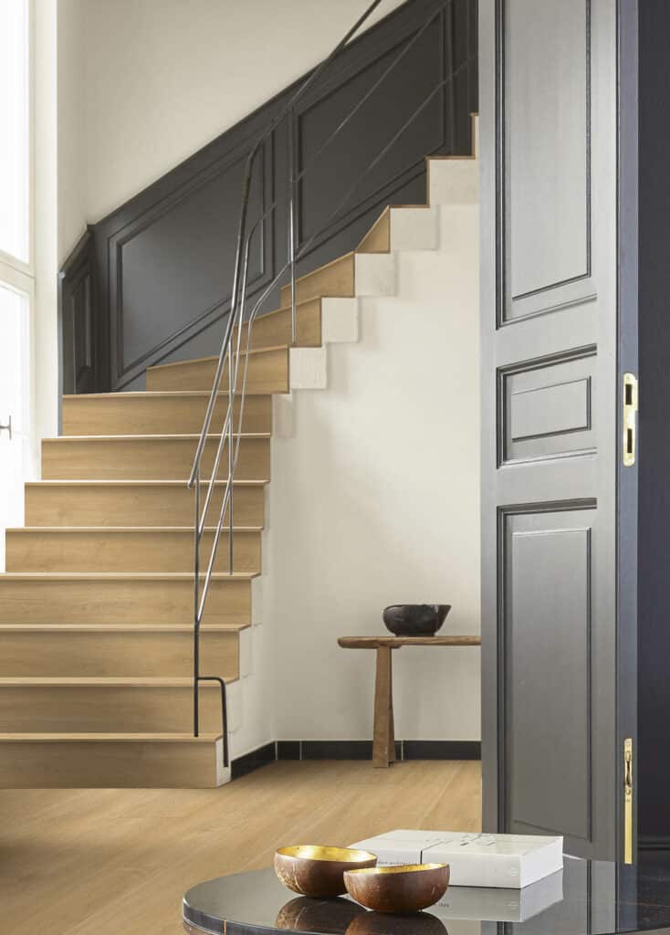 Klassieke trap met houten traptreden en overloop van de Gelasta traptreden set PVC 9102 Oakland Desert