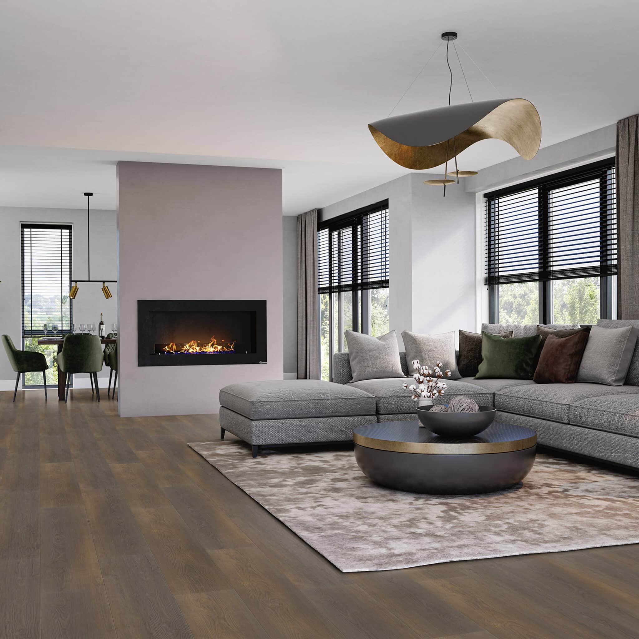 Moderne woonkamer met open haard en grijze hoekbank met de Viva Floors Black Forest Naaldhout 4530 PVC vloer