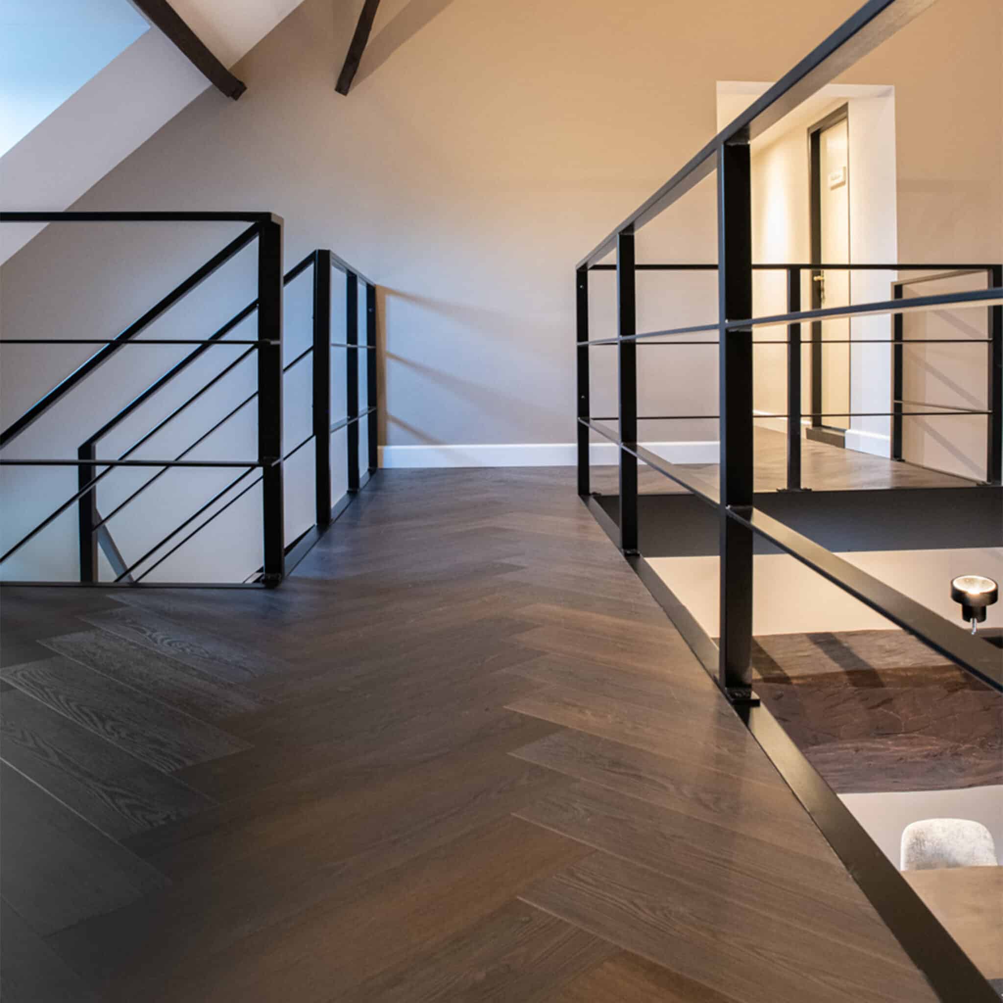 Loft met trap en donkere pvc visgraatvloer