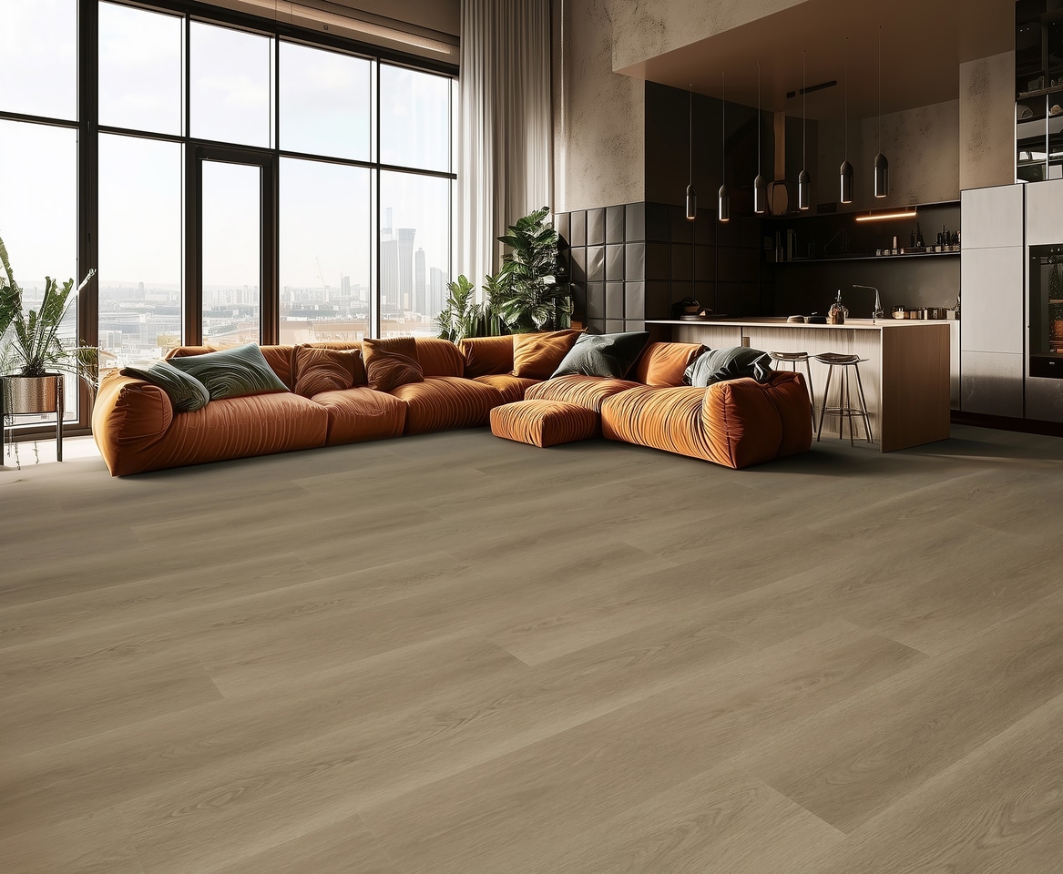 Loft met de Gelasta Highland 2503 Naturel PVC vloer, oranje bank en een donkere open keuken