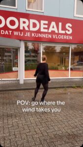 Instagram-bericht van FloorDeals: de showroom in Emmeloord van buiten
