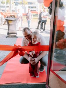 Lint doorknippen bij de opening van de nieuwe showroom in Emmeloord