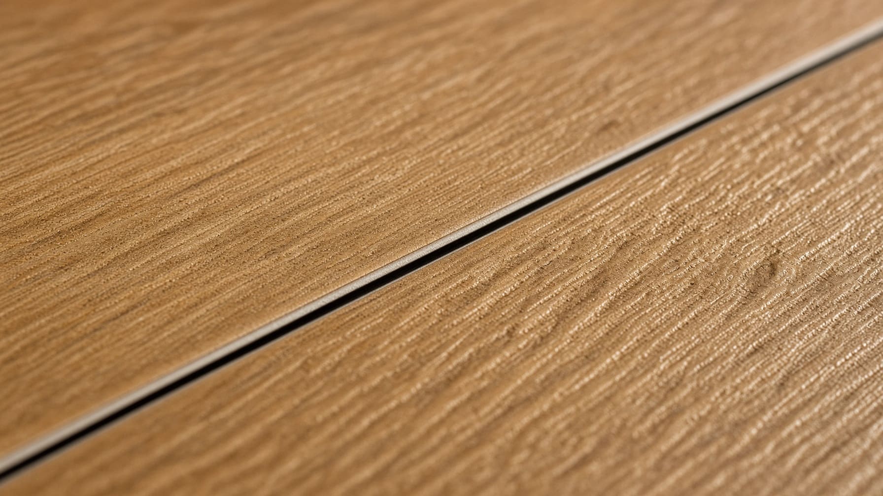 Smalle naad tussen twee pvc planken die in de winter uit elkaar zijn gekrompen