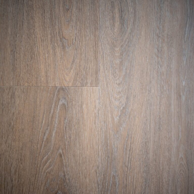 PVC vloer met lange stroken in de showroom van FloorDeals in Emmeloord
