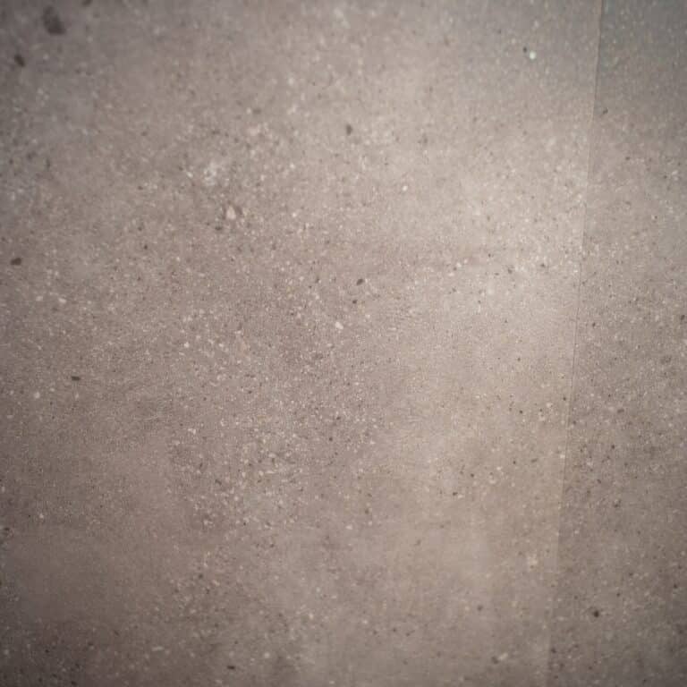 PVC vloer met tegellook in de showroom van FloorDeals in Emmeloord