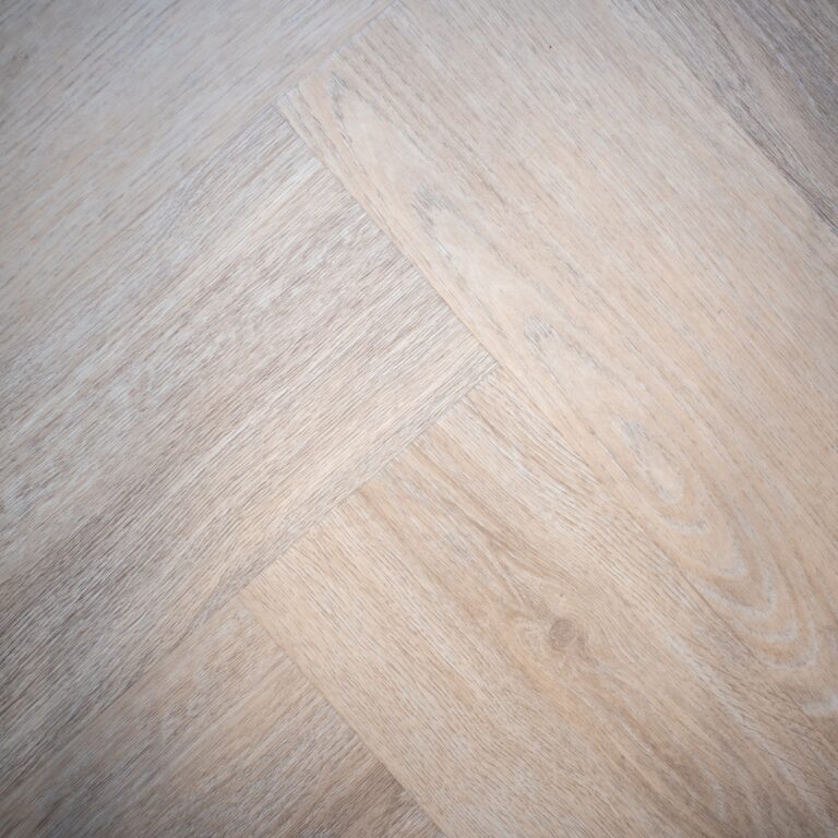 PVC vloer in visgraatpatroon in de showroom van FloorDeals in Emmeloord