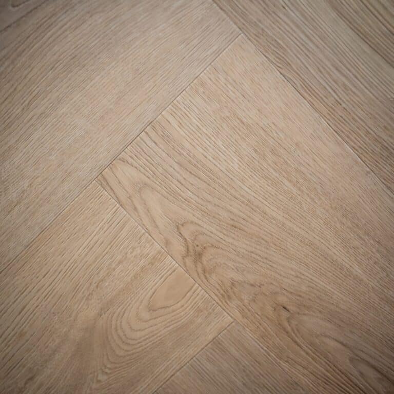 PVC vloer in walvisgraat patroon in de showroom van FloorDeals in Emmeloord